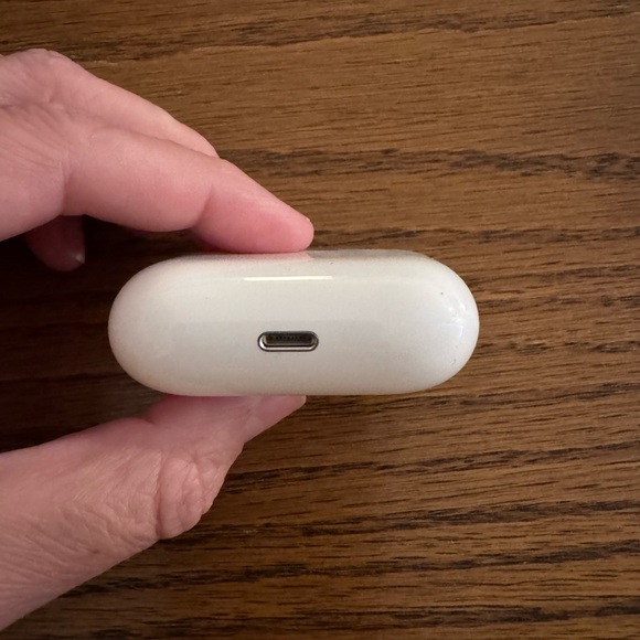 Apple AirPods Pro 1st Gen with Charging Case - Picture 4 of 6